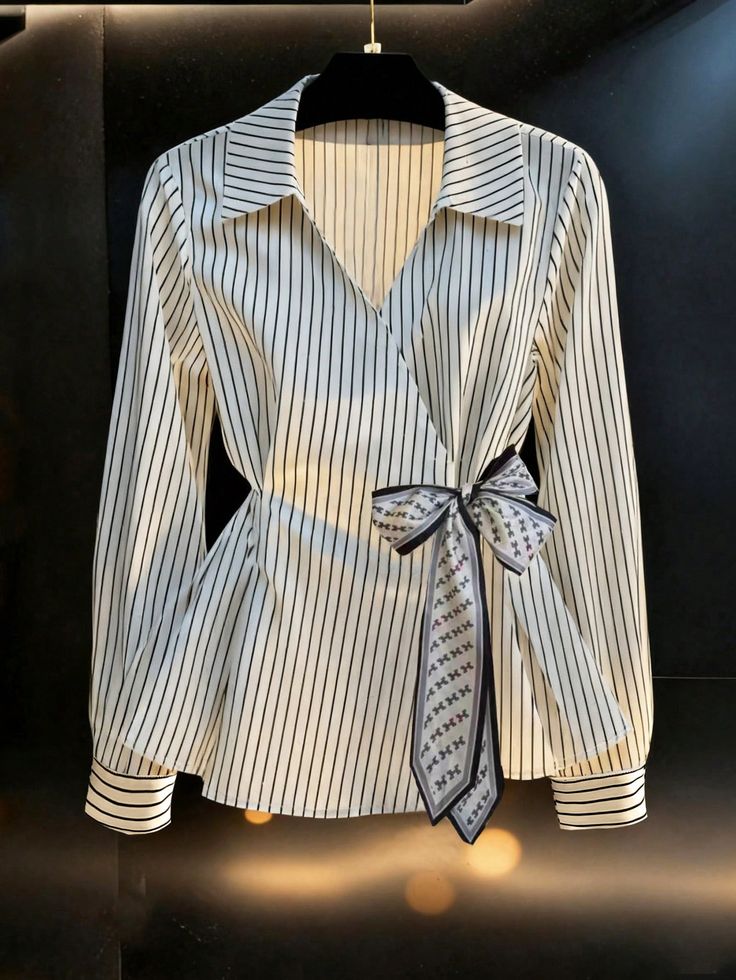 Franclia Fashionable Waist-Cinching Printed Blouse - White and Black